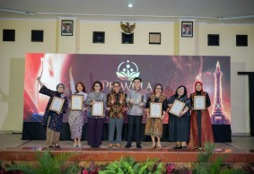 Para Pemenang Berbagai Perspektif di Panggung Penghargaan PRIWOLA 2026