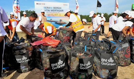 Dorong Kesadaran Lingkungan Pesisir, BNI Gelar Aksi Bersih Pantai Mertasari Bali