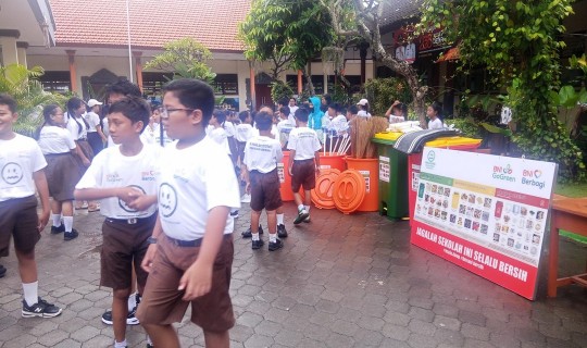 Peringati HPSN 2026, BNI Angkut 423 Kg Sampah dari Pantai Mertasari Bali