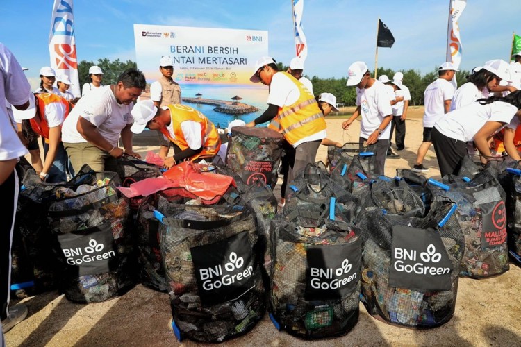 Dorong Kesadaran Lingkungan Pesisir, BNI Gelar Aksi Bersih Pantai Mertasari Bali