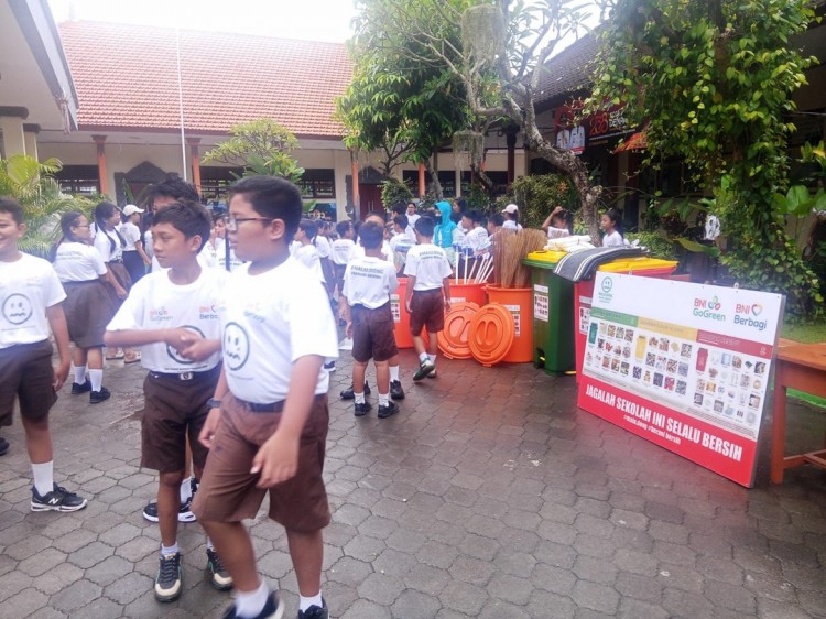 Peringati HPSN 2026, BNI Angkut 423 Kg Sampah dari Pantai Mertasari Bali