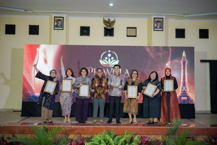 Para Pemenang Berbagai Perspektif di Panggung Penghargaan PRIWOLA 2026