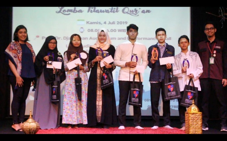 Komunitas Mahasiswa PR Bersinergi Melakukan Aksi Sosial