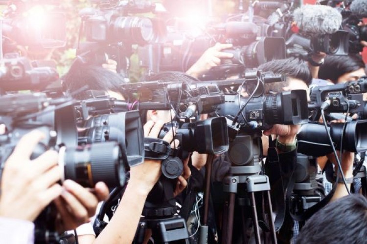 Memanusiakan Media