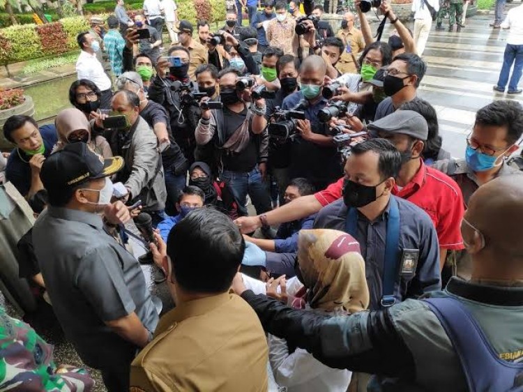 Berhadapan dengan Jurnalis di Masa Krisis