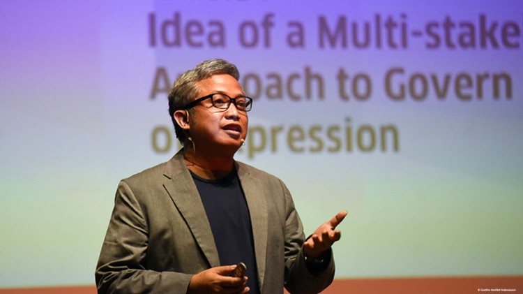 Perang Melawan Hoaks: Minimalisasi Efek Ruang Gema dengan Literasi