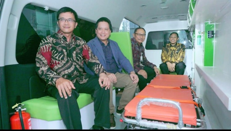 Dukung Layanan Kesehatan Masyarakat, BSI Beri Bantuan Ambulans untuk Kampus UI