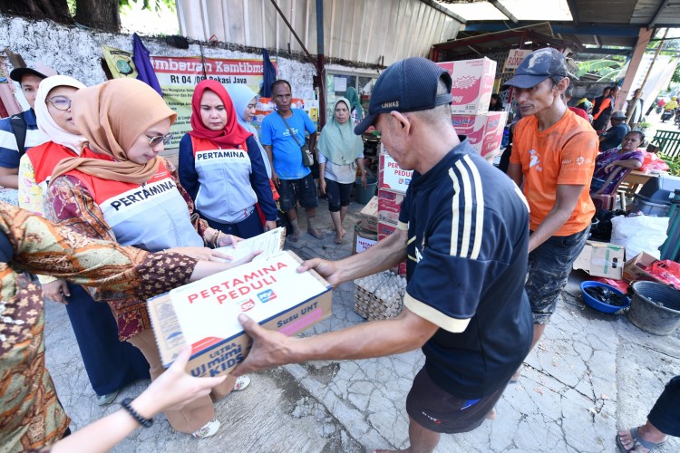 Pertamina Peduli Salurkan Bantuan ke Warga Terdampak Banjir di Jakarta Selatan