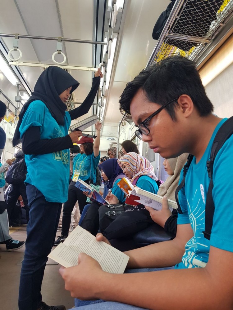 Tingkatkan Minat Baca, KCI Adakan “Flashmob” di Kereta