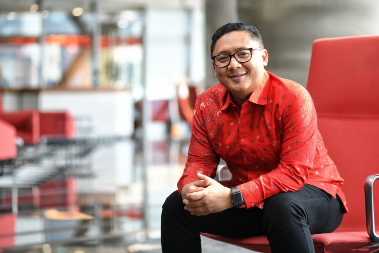 Denny Abidin, Telkomsel:  Bekerja dengan Hati