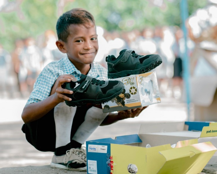 Bank Mandiri Bagikan 25.000 Pasang Sepatu Sekolah Gratis Hingga Pelosok Negeri